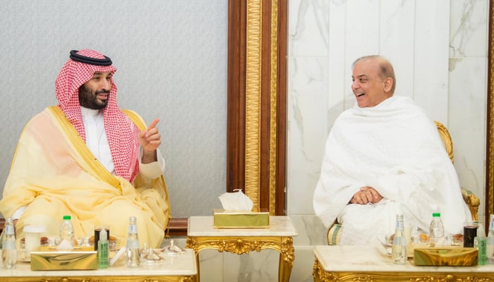 Crown Prince Mohammed bin Salman (left) hosts an Iftar at Al-Safa Palace in Makkah for PM Shehbaz Sharif and the Crown Prince of Bahrain on April 7, 2024. — X/@Saudi_Gazette