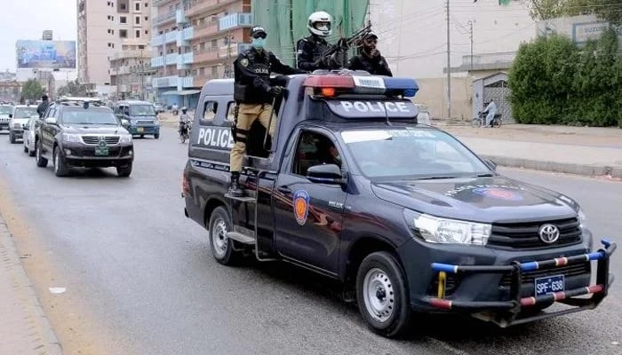 A police mobile van is escorting a VIP vehicle in Karachi. —APP/File