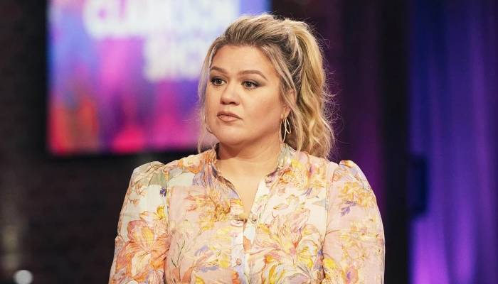 Kelly Clarkson gets emotional as she reflects on her pregnancy experiences