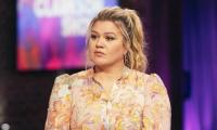 Kelly Clarkson Gets Emotional As She Reflects On Her Pregnancy Experiences