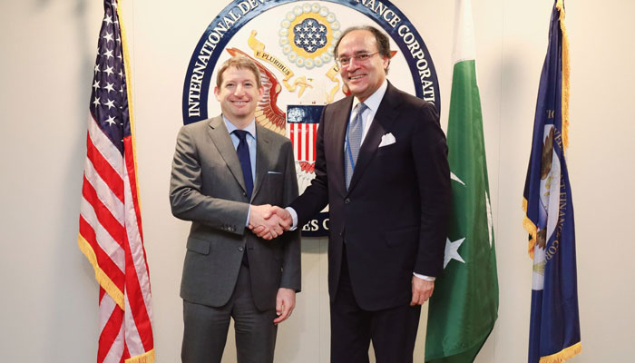 Finance Minister Muhammad Aurangzeb shakes hands with DFC CEO Scott Nathan in Washington on April 17, 2024. — X/@Financegovpk