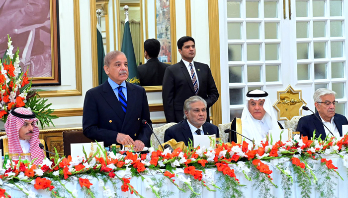 Prime Minister Shehbaz Sharif hosts a banquet in honour of Saudi Foreign Minister Prince Faisal-led delegation on April 16, 2024. — APP
