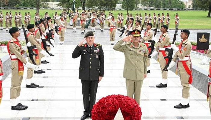 Chief of the General Staff of the Turkish Army General Metin Gürak (Left) pays respects at Yadgar-e-Shuhada by laying a floral wreath on April 18, 2024. — ISPR