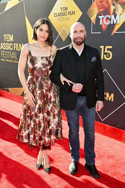 Father and daughter appear on the red carpet of the 2024 Traditional Chinese Medicine Film Festival