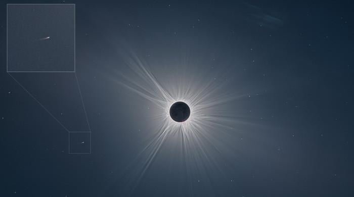 مذنب التقطته الكاميرا علماء الفلك وهو يغطي كسوف الشمس