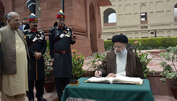 Iranian President Seyyed Ebrahim Raisi pens his admiration for Allama Muhammad Iqbals literary legacy in the visitors book on April 23, 2024— X/ForeignOfficePk/pmln_org