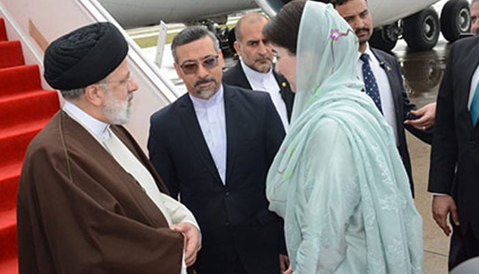 Punjab CM Maryam Nawaz welcomes Iranian President Seyyed Ebrahim Raisi at the airport on April 23, 2024— X/ForeignOfficePk/pmln_org