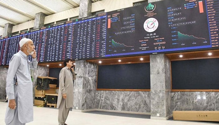 Stockbrokers monitor the latest share prices during a trading session at the Pakistan Stock Exchange (PSX) in Karachi on December 2, 2022. — APP