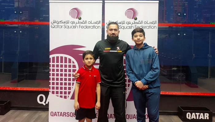 Mansoor Zaman (C) with Rayyan Zaman (L) and Abdullah Zaman. — Geo Super