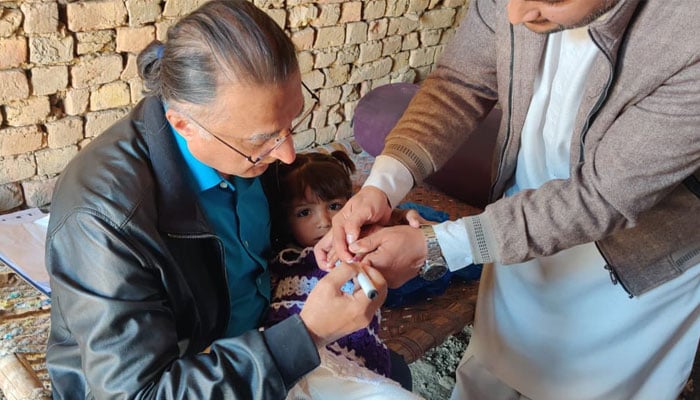 Dr Shahzad Baig administers polio vaccination in the southern part of Khyber Pakhtunkhwa province. — X/@CoordinatorNeoc