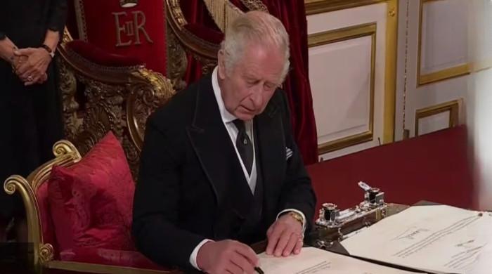 Король Чарльз выражает разочарование по поводу разочарования королевских поклонников