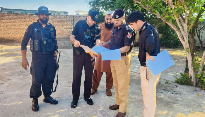 KP Police personnel prepare for security duty during anti-polio drive in Charsadda, KP. — X/@KP_Police1