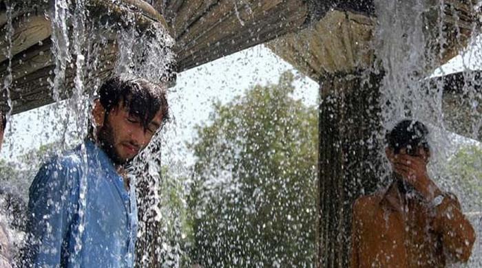 Karachiites to endure merciless heat up to 40°C this week
