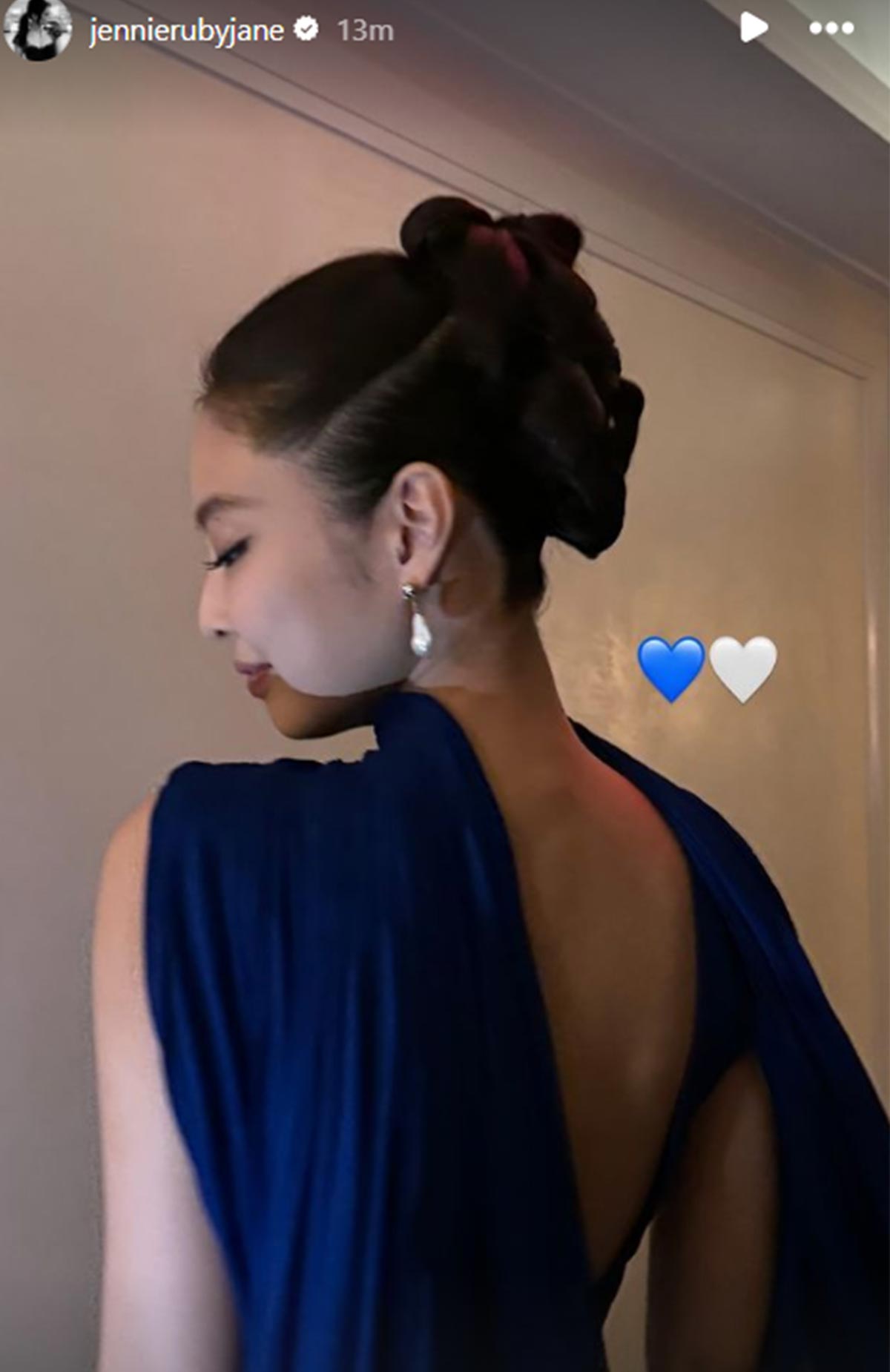 Jennie from BLACKPINK wows at Met Gala 2024 in blue dress
