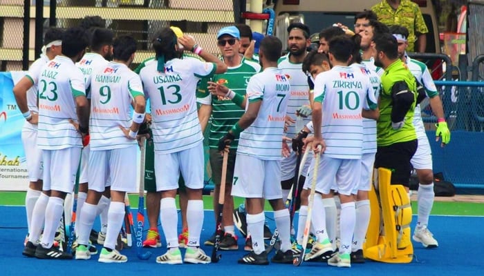 Pakistan hockey players attend a team discussion during Azlan Shah Hockey Cup. — X/@MoinShakeel1/File