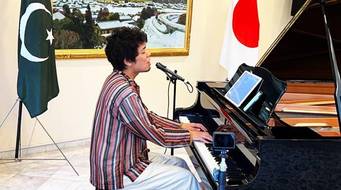 Japanese singer captivates audience with Dil Dil Pakistan performance