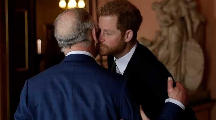 Król Karol składa emocjonalne oświadczenie, przekazując tajną wiadomość księciu Harry’emu