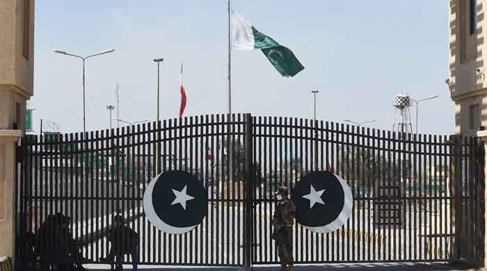 Pakistan decides to keep two border crossing points with Iran open 24/7