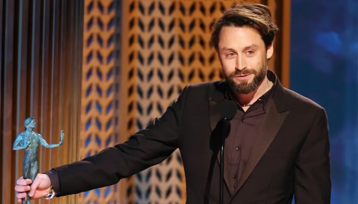 Kieran Culkin aknowladges Jessie Eisenberg’s sister in SAG Award speech