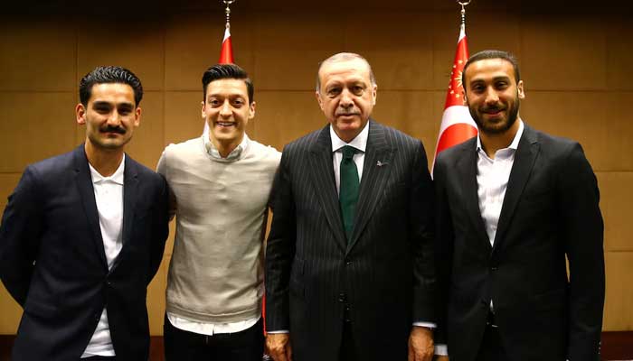 Turkish President Tayyip Erdogan meets the Premier League football player Ilkay Gundogan from Manchester City, Mesut Ozil from Arsenal and Cenk Tosun from Everton in London, Great Britain on May 13, 2018. - Reuters. - Reuters