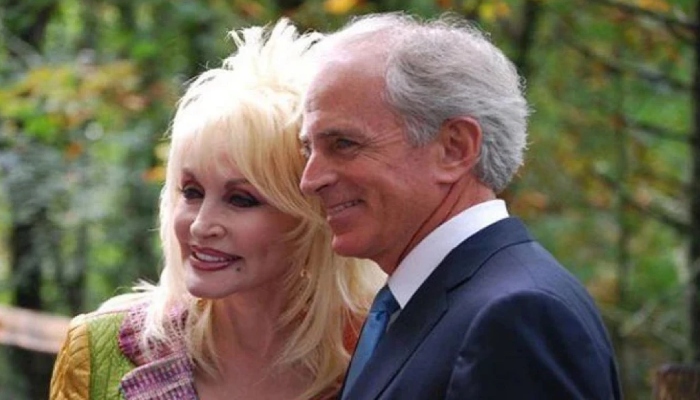 Dolly Parton gets emotional during her first appearance after husband Carl Deans death