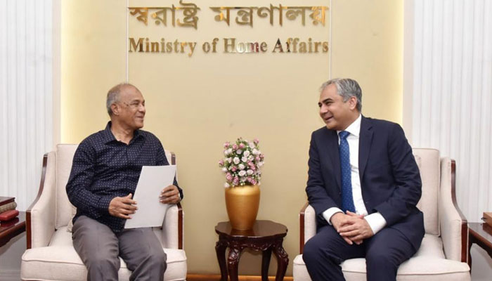 Interior Minister Mohsin Naqvi meets Bangladesh’s Home Minister Lieutenant General (retd) Jahangir Alam Chowdhury in Dhaka, Bangladesh, July 23, 2025. — APP