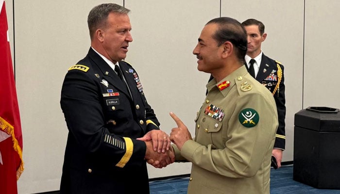 COAS Asim Munir (right) meets outgoing Centcom commander Gen Kurilla during US visit. — ISPR