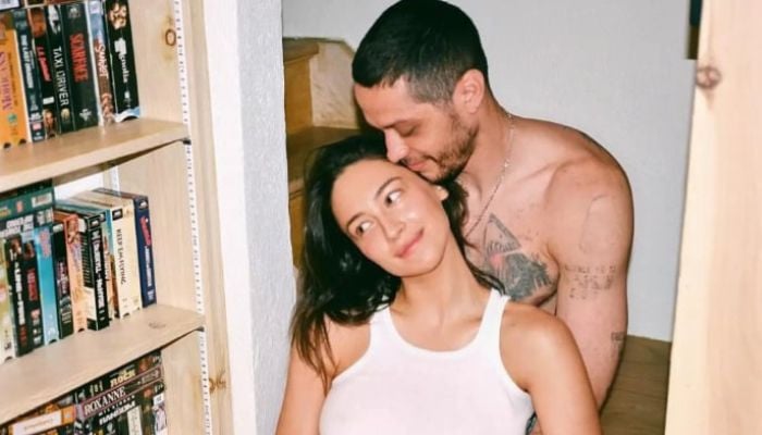 Pete Davidson, Elsie Hewitt share goofy kiss as baby bump takes spotlight Pete Davidson, Elsie Hewitt share goofy kiss as baby bump takes spotlight