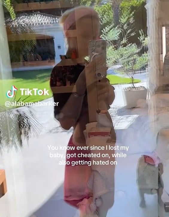 Why Travis Barker daughter Alabama announced break from social media?