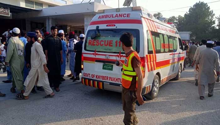An ambulance carrying the injured coming to the hospital. — Geo News/File