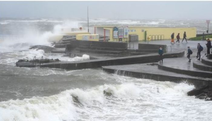 Storm Amy batters UK: floods cut power to thousands, 100mph winds kill one