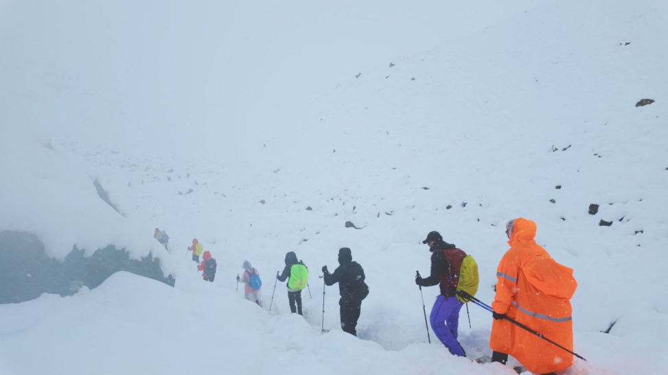 Hundreds of trekkers still awaiting rescue on Blizzard-struck Everest, amid China’s weeklong National Holiday trip