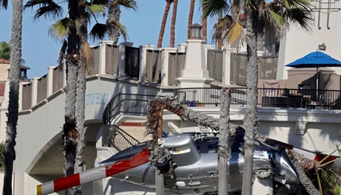 Helicopter crashes near popular Huntington Beach,California