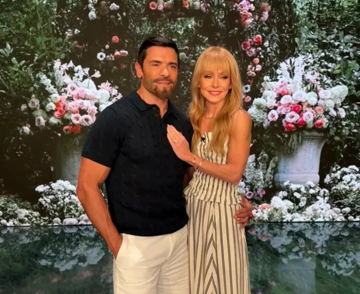 Kelly Ripa and Mark Consuelos leave fans stunned with Halloween costume