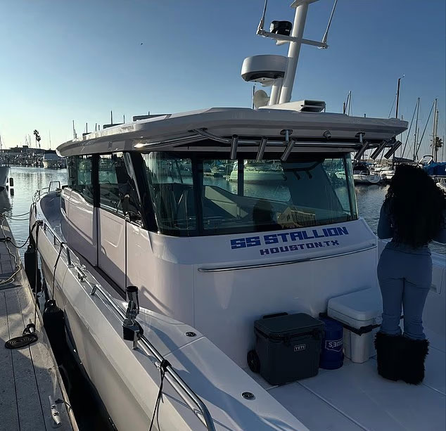 کلے تھامسن نے میگان تی اسٹالین کے لئے بولڈ ، غیر متوقع اشارے کو کھینچ لیا