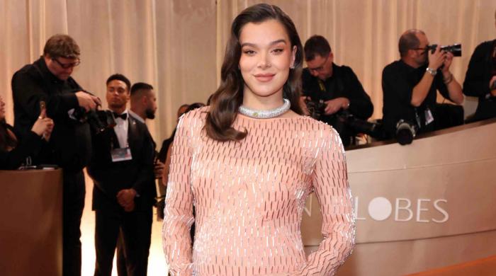 Hailee Steinfeld shows off her baby bump at Golden Globes 