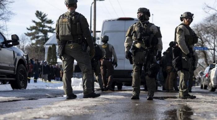 Minneapolis: ICE officer fires bullet after migrant attacks with a shovel