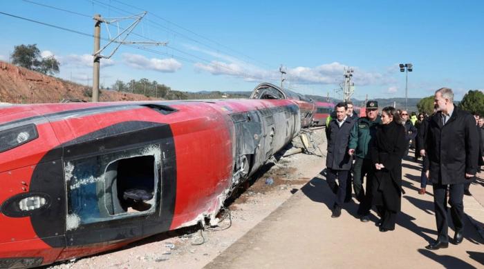King, Queen visit deadly train crash site