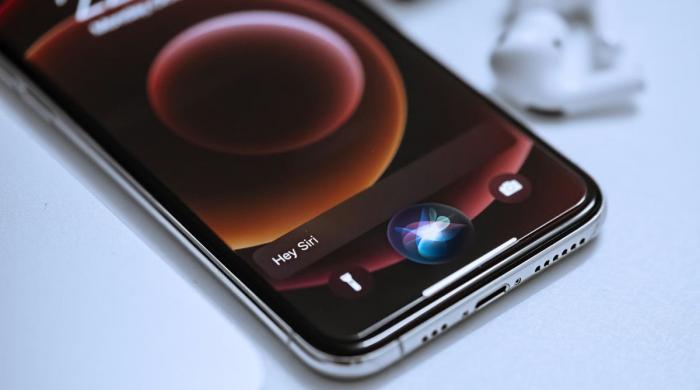 Apple plans to roll out Siri AI chatbot by 2026