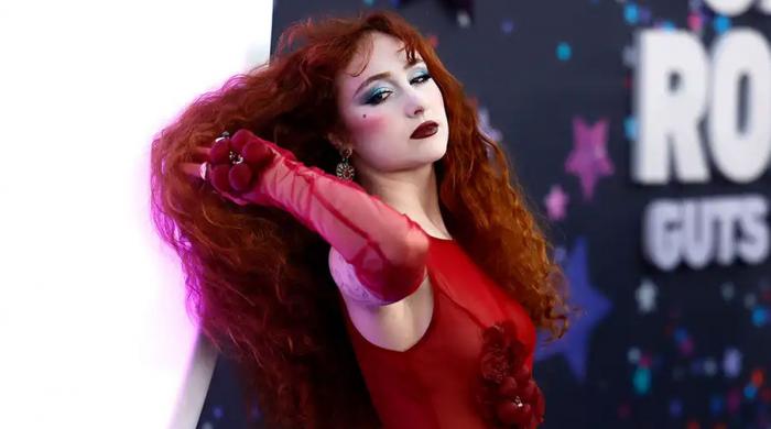 Chappell Roan remembers community at 2026 Resonator Awards