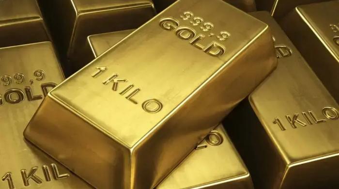 Gold price climbs to record high amid global uncertainty
