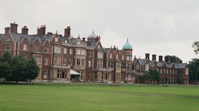 Sandringham neighbors respond as Andrew arrives near estate