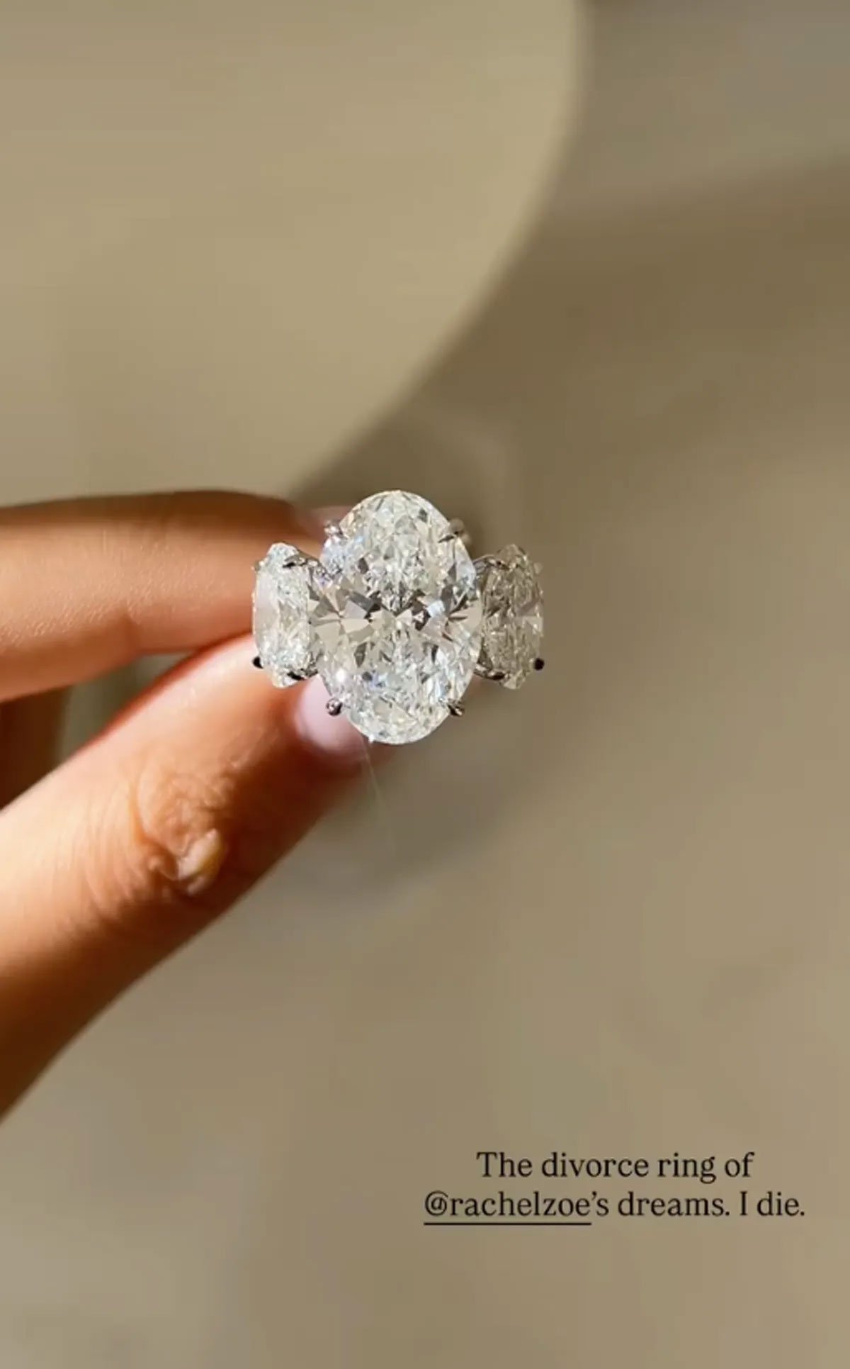 ریچل زو نے طلاق کے بعد ہیرے کی انگوٹھی کے ساتھ خواتین کے لیے پیغام بھیجا۔