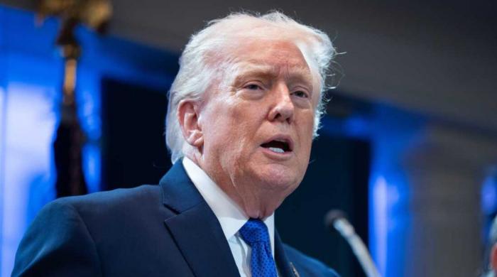  Trump announces a rise in global tariffs to 15% in response to court ruling, as trade tensions intensify