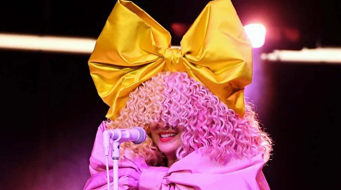 How does Sia manage 'invisible pain' from Ehlers-Danlos syndrome 