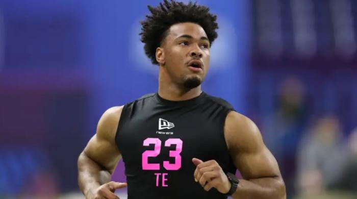 Kenyon Sadiq sets 40-yard dash record at NFL Scouting Combine, eyes first round