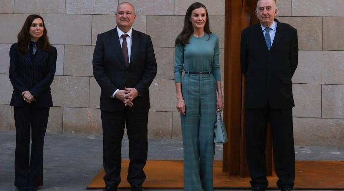 Queen Letizia gives fashion statement in stylish ensemble: watch