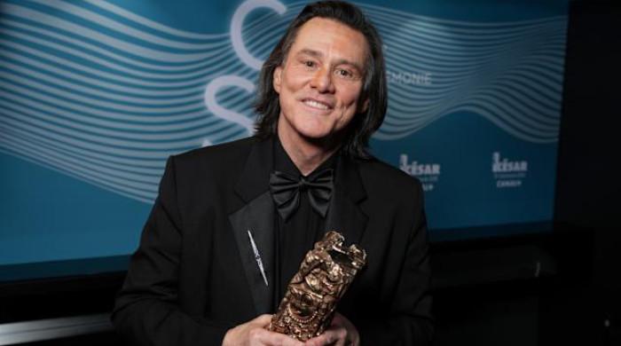 Jim Carrey quashes clone rumours at award ceremony