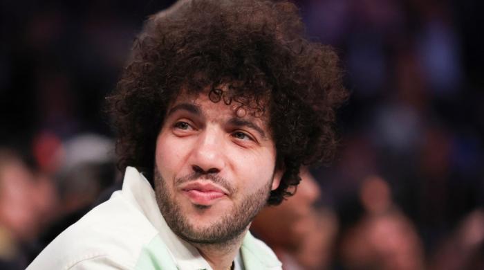 Benny Blanco clarifies his hygiene status: ‘I smell good’