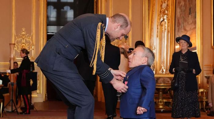 Prince William honours 'Harry Potter' star Warwick Davis